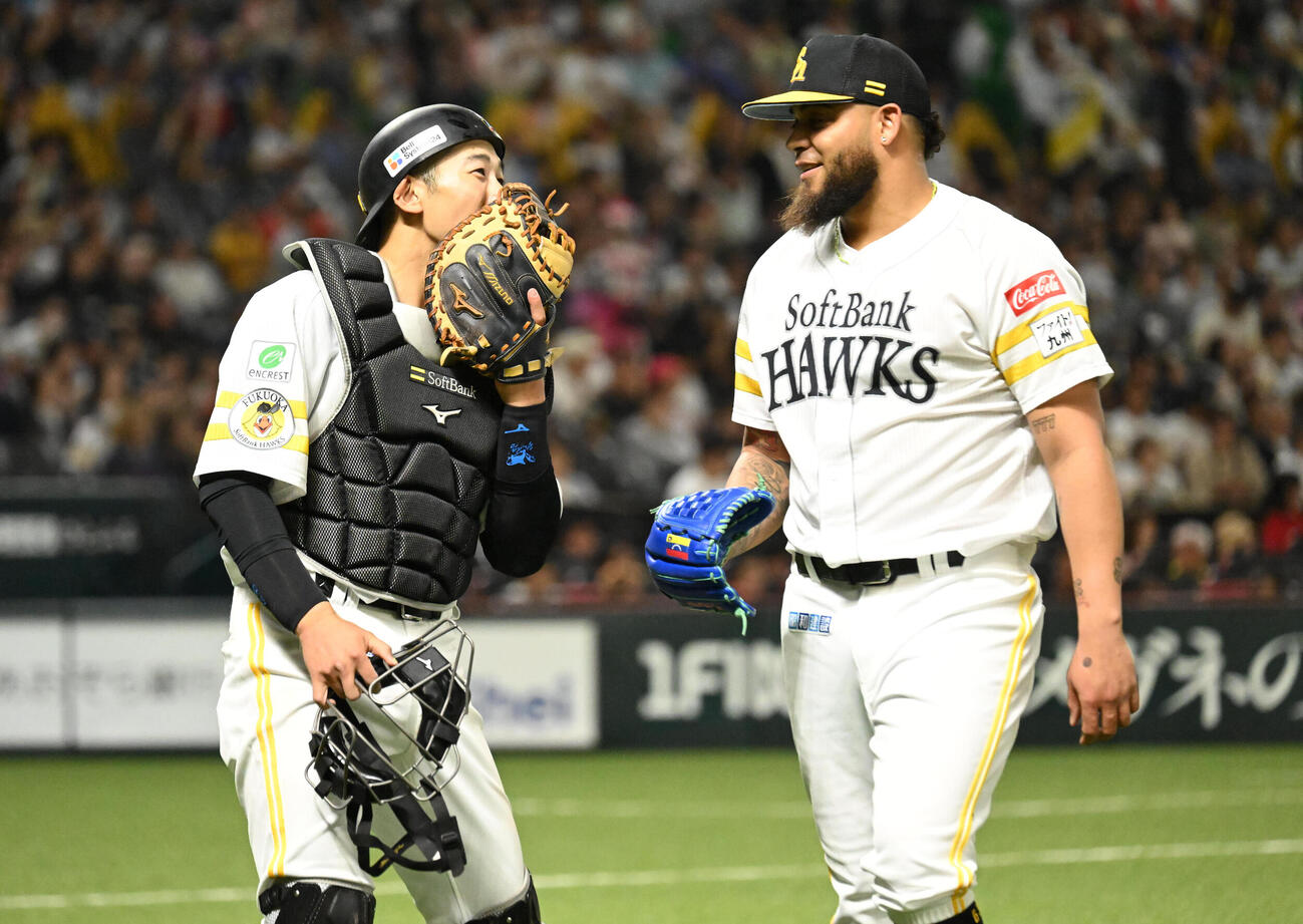 ソフトバンク対西武　6回表終了後、ベンチに戻る山本祐大（左）とダーウィンゾン・ヘルナンデス（撮影・林敢治）