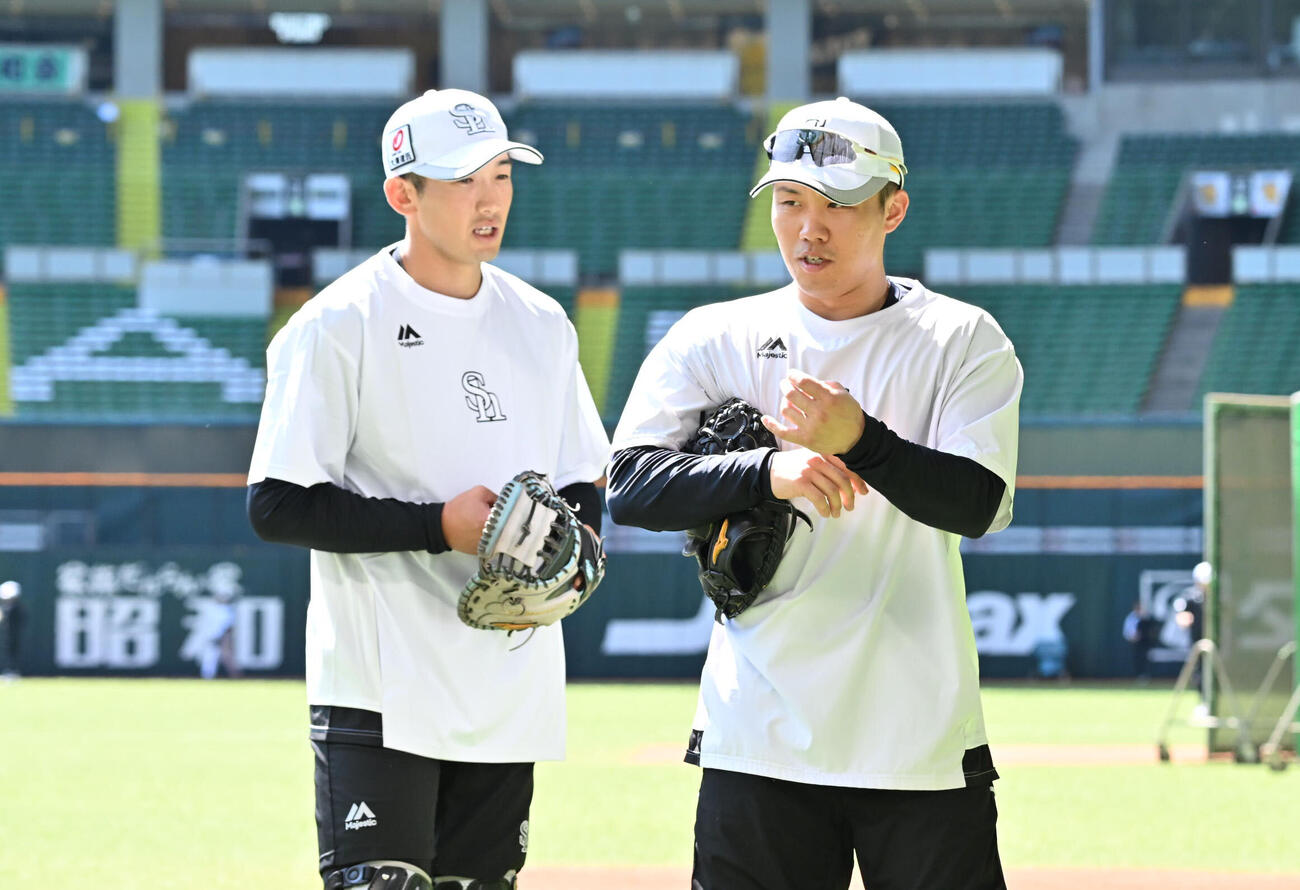 試合前、練習を行う山本祐大（左）と海野隆司（撮影・林敢治）