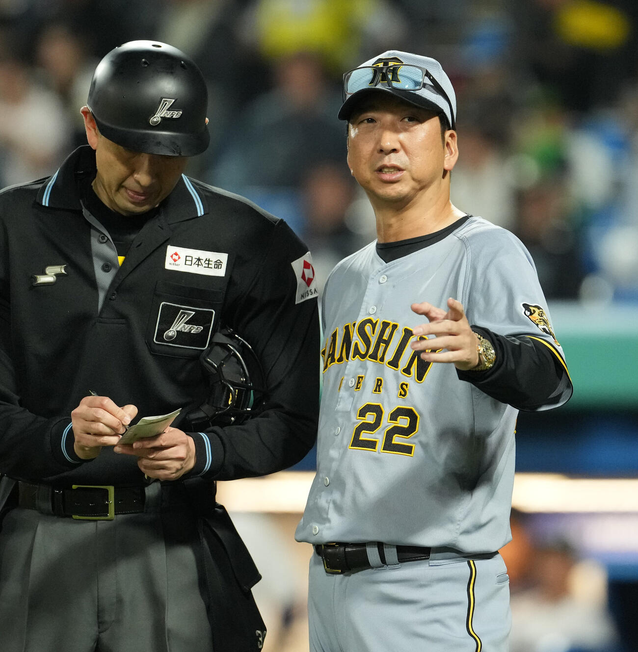 ヤクルト対阪神　8回裏ヤクルト1死満塁、ピンチで投手交代を告げる藤川球児監督（撮影・清水貴仁）