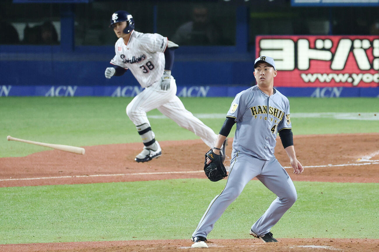 ヤクルト対阪神　8回裏ヤクルト無死二塁、石井巧に適時二塁打を浴びる桐敷拓馬（撮影・宮地輝）
