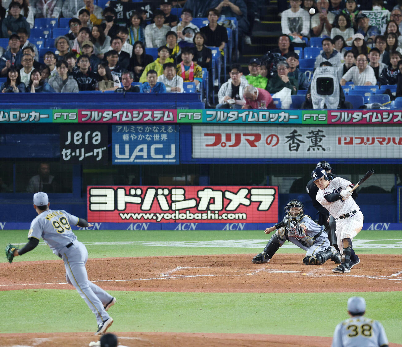 ヤクルト対阪神　8回裏ヤクルト1死満塁、犠飛を放つ増田珠。投手ダウリ・モレッタ（撮影・宮地輝）