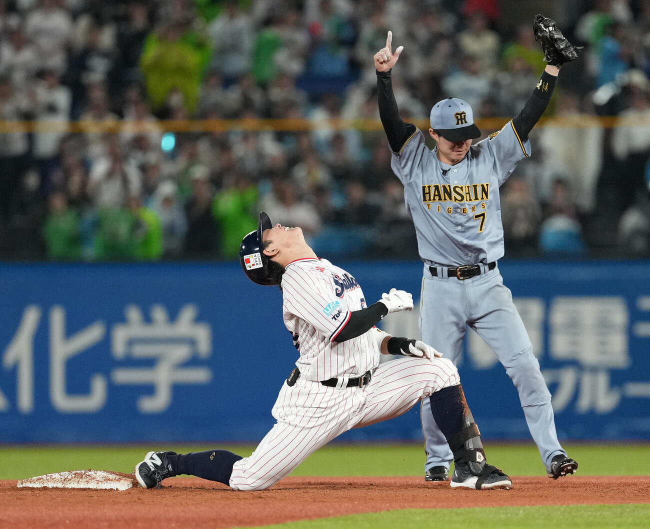 ヤクルト対阪神　7回裏ヤクルト無死、中越えの打球で二塁を狙った増田珠は中堅手高寺望夢からの素早い送球でアウトになる。二塁手中野拓夢（撮影・清水貴仁）