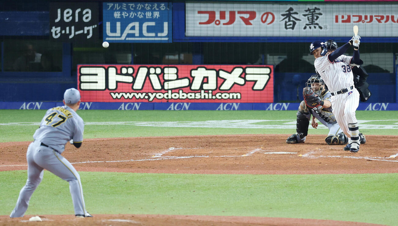 ヤクルト対阪神　8回裏ヤクルト無死二塁、適時打を放つ石井巧。投手桐敷拓馬（撮影・宮地輝）