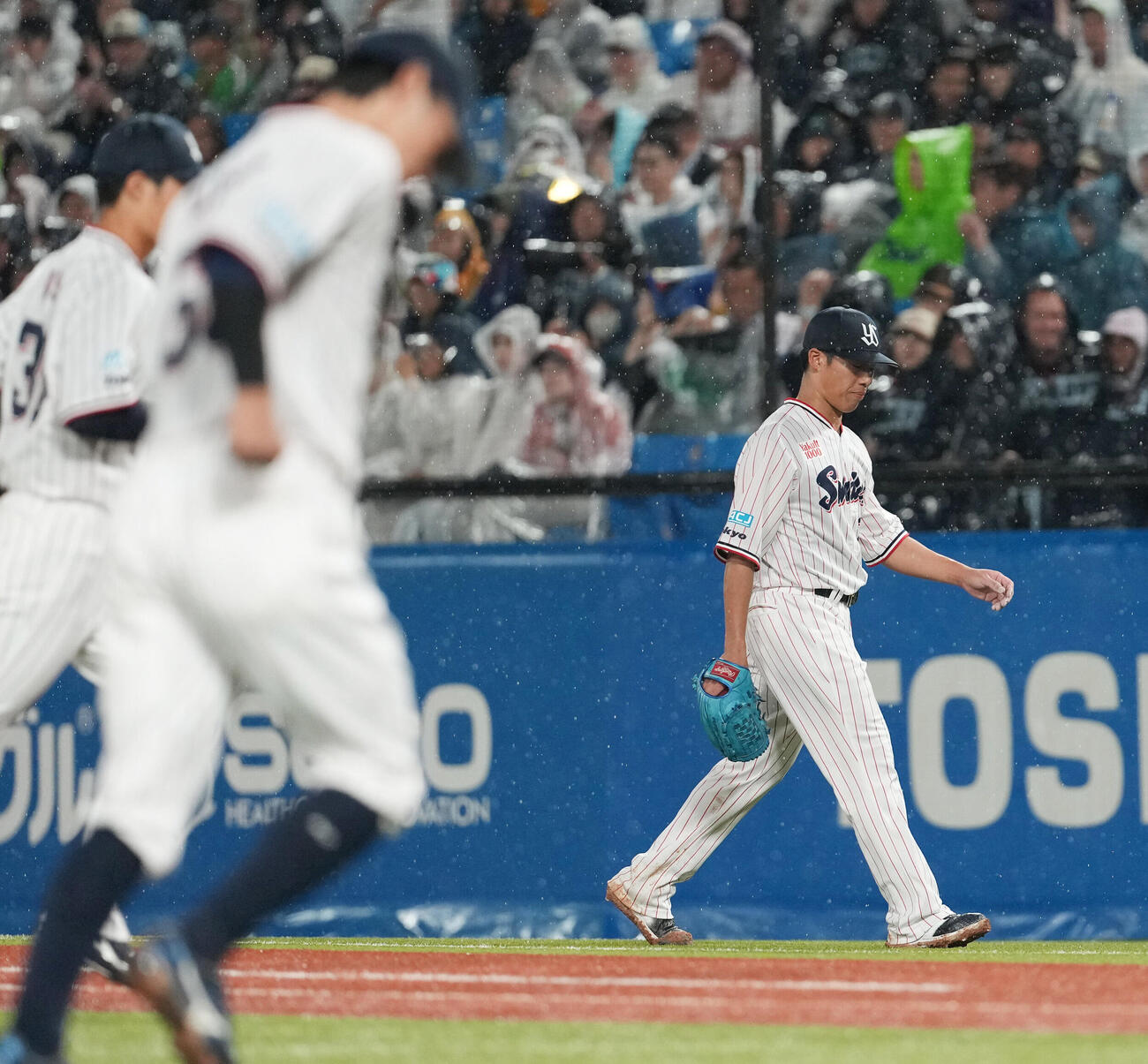ヤクルト対阪神　3回2死から阪神打線に捕まり2失点にがっくりするヤクルト山野太一（右）（撮影・清水貴仁）