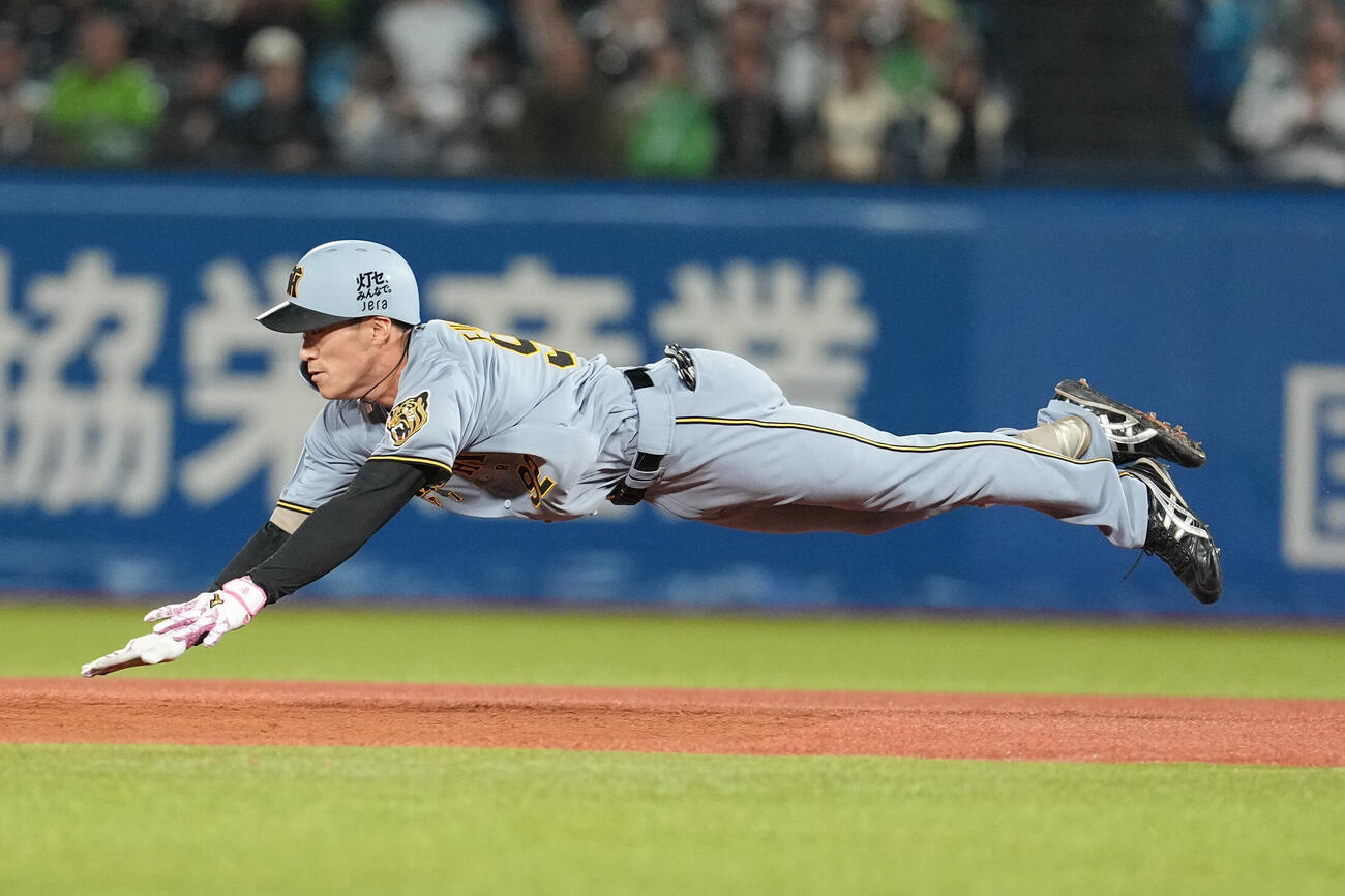 ヤクルト対阪神　9回表阪神2死、左中間へ二塁打を放つ福島圭音（撮影・清水貴仁）
