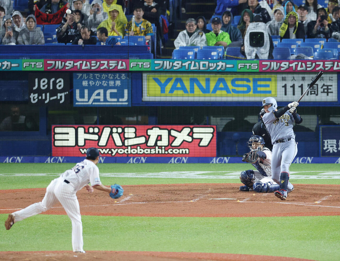 ヤクルト対阪神　3回表阪神2死二塁、適時二塁打を放つ大山悠輔。投手山野太一（撮影・宮地輝）