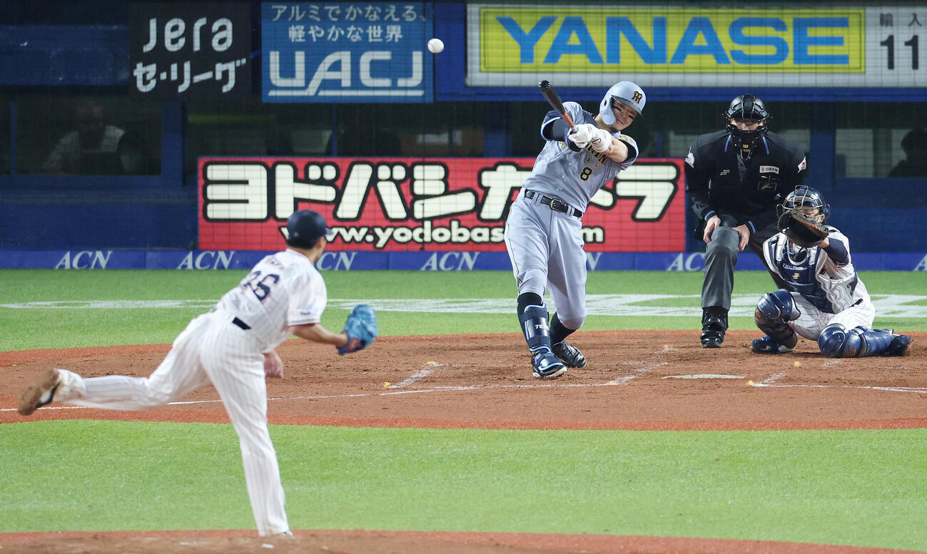 ヤクルト対阪神　3回表阪神2死、二塁打を放つ佐藤輝明。投手山野太一（撮影・宮地輝）