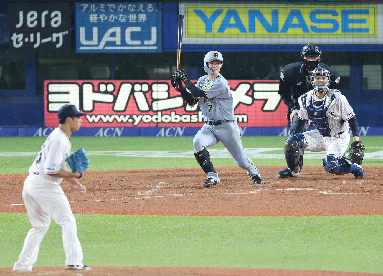 ヤクルト対阪神　3回表阪神2死二塁、適時打を放つ中野拓夢。投手山野太一（撮影・宮地輝）