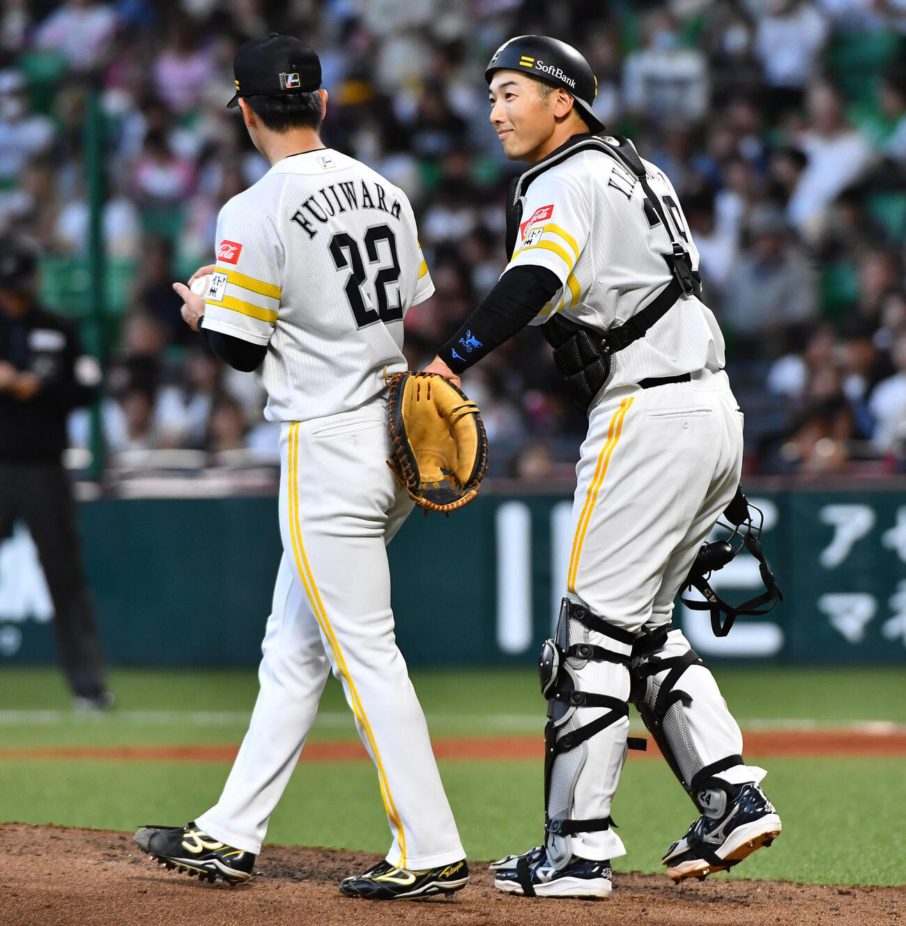 ソフトバンク対西武　3回表西武1死一、三塁、藤原大翔（左）に声をかける山本祐大（撮影・岩下翔太）