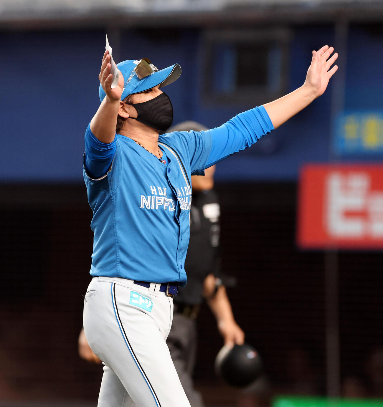ロッテ対日本ハム　スタンドに手を振る日本ハム新庄剛志監督（撮影・浅見桂子）