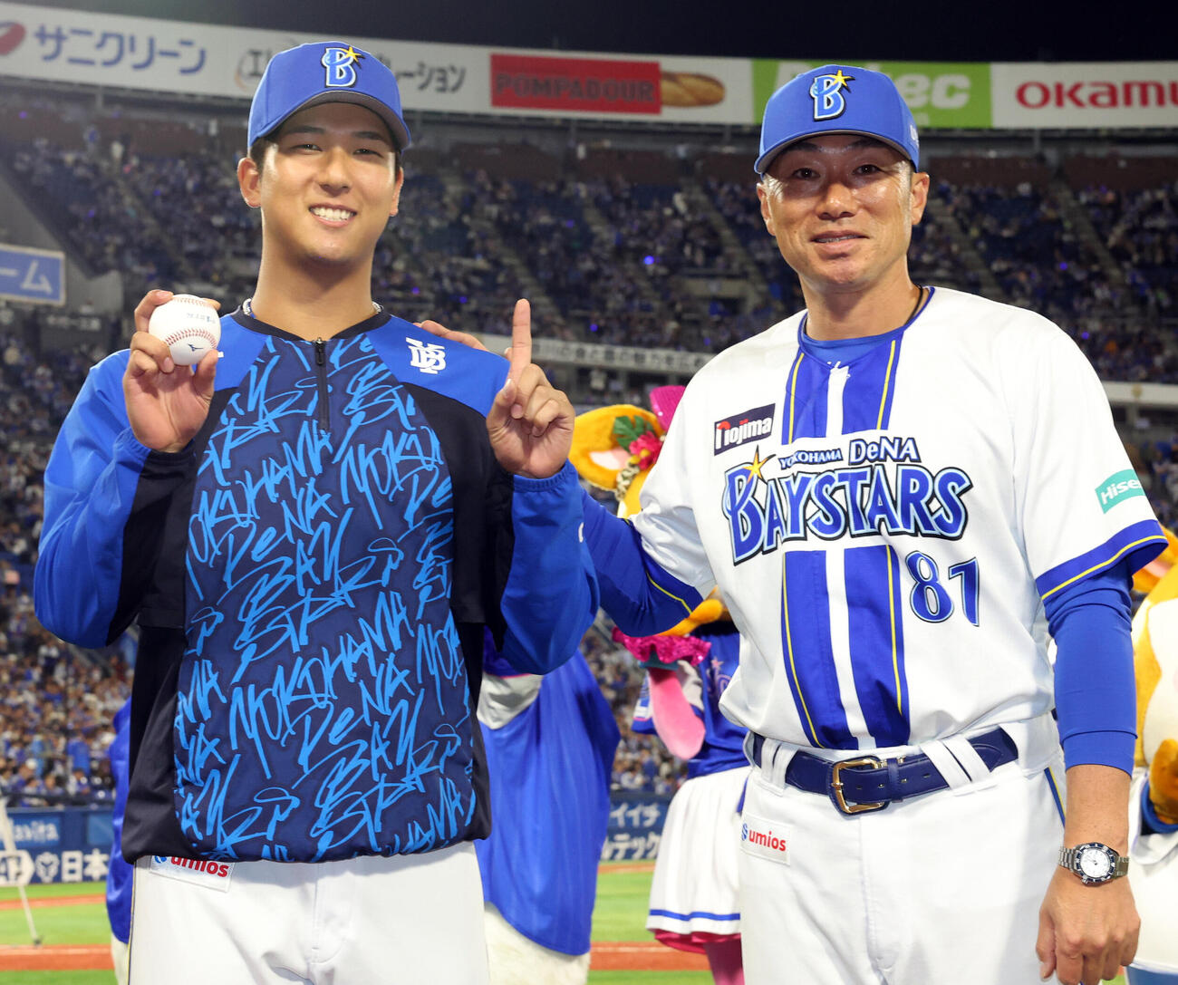 DeNA対中日　プロ初勝利を挙げウイニングボールを手に相川亮二監督（右）と写真に収まる島田舜也（撮影・水谷安孝）