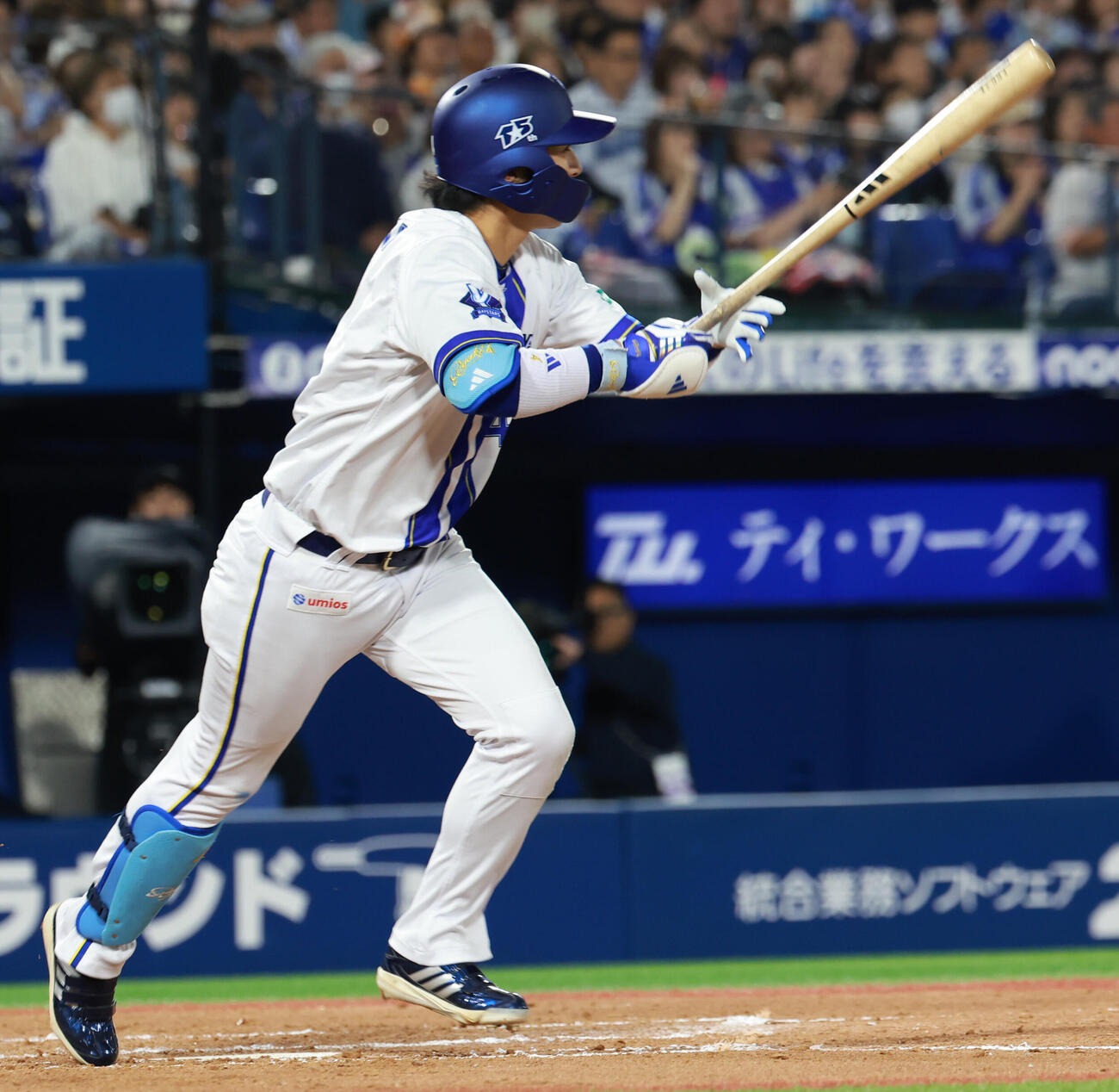 DeNA対中日　7回裏DeNA2死、中前打を放つ度会隆輝（撮影・水谷安孝）