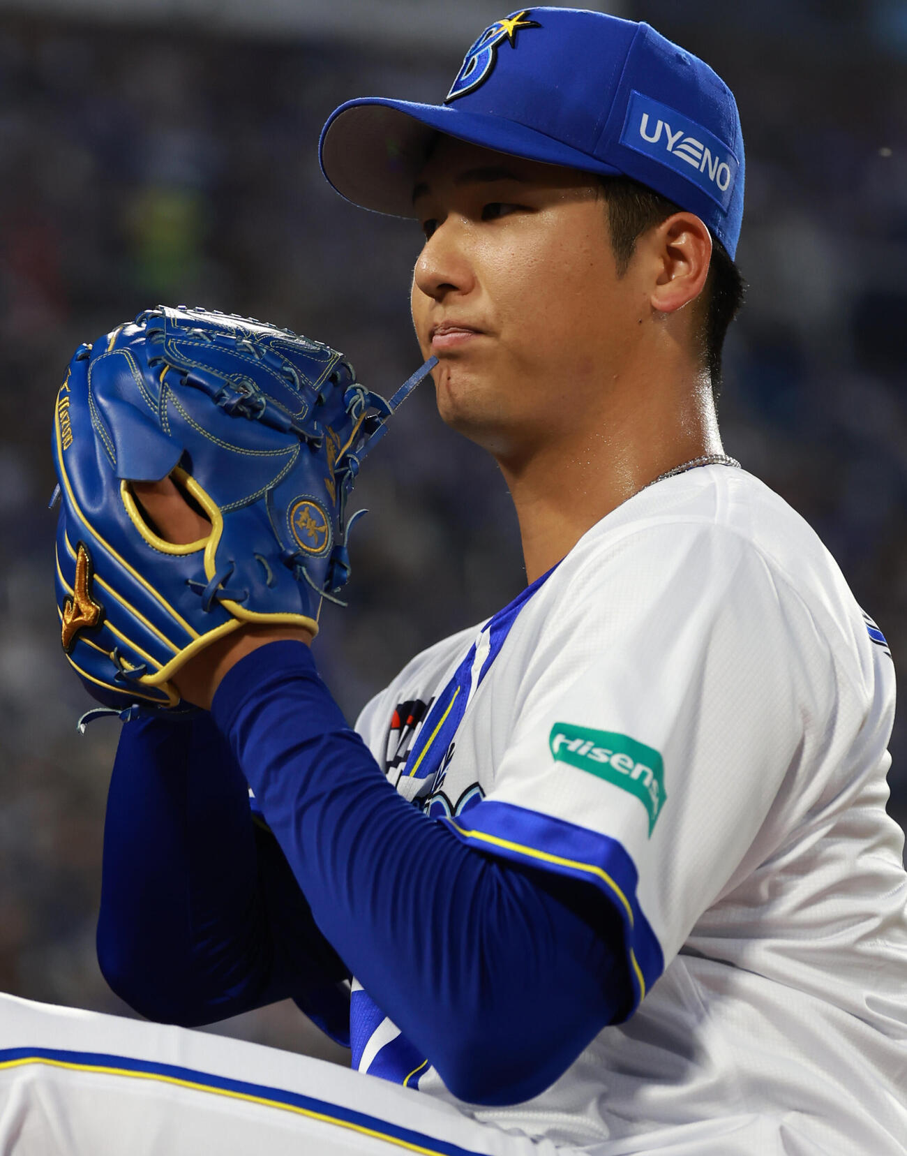 DeNA対中日　笑と刺繍されたグラブをしてキャッチボールをする島田舜也（撮影・水谷安孝）