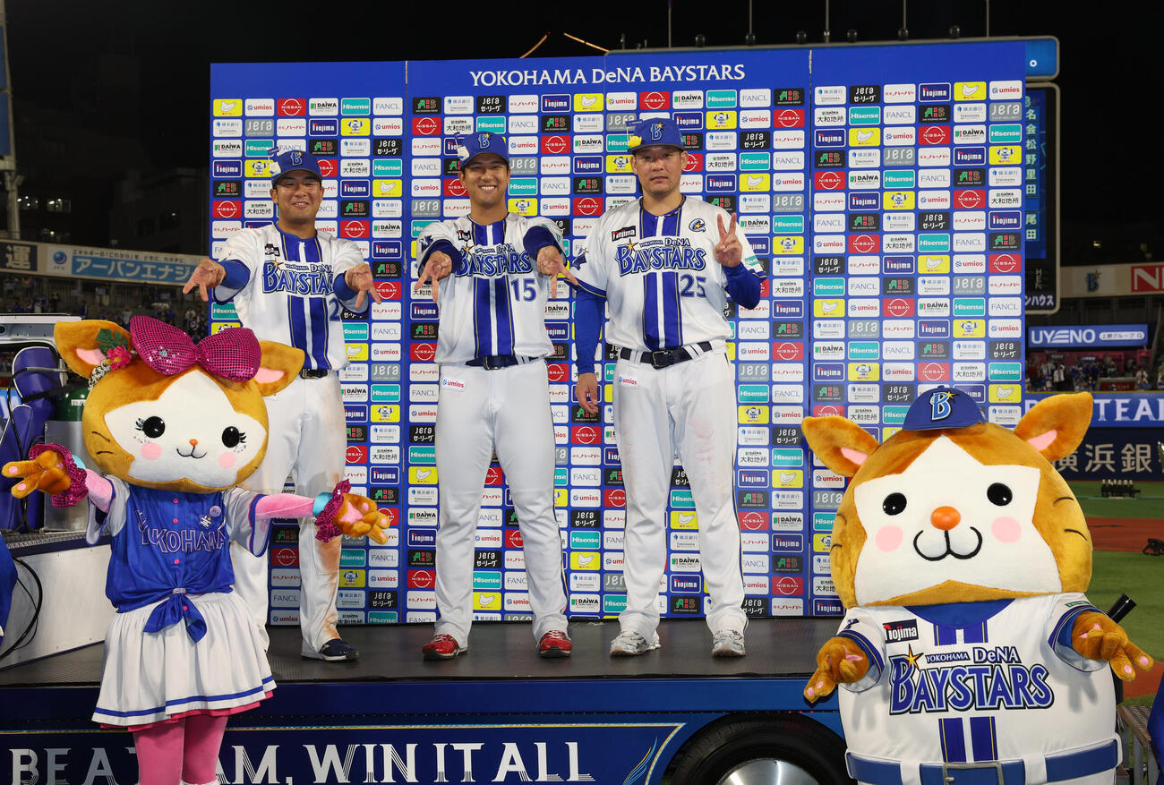DeNA対中日　お立ち台で笑顔を見せる左から勝又温史、島田舜也、筒香嘉智（撮影・水谷安孝）