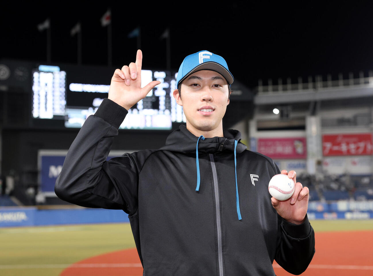 ロッテ対日本ハム　今季初勝利の日本ハム福島蓮は「1」のポーズ（撮影・浅見桂子）