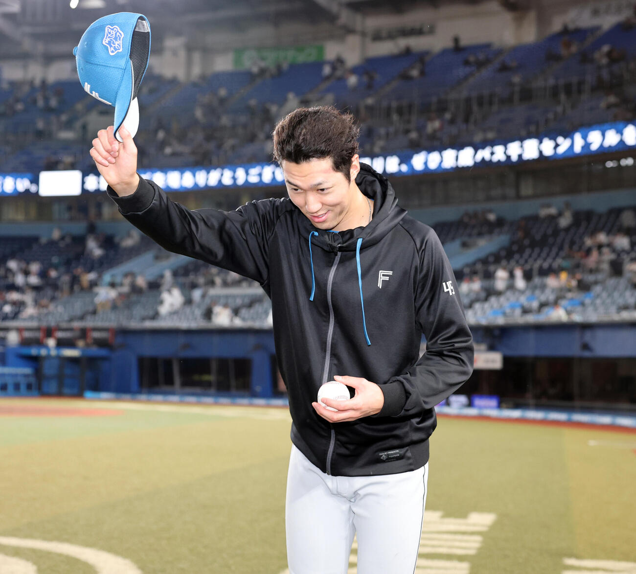 ロッテ対日本ハム　今季初勝利の日本ハム福島蓮はスタンドにあいさつ　（撮影・浅見桂子）