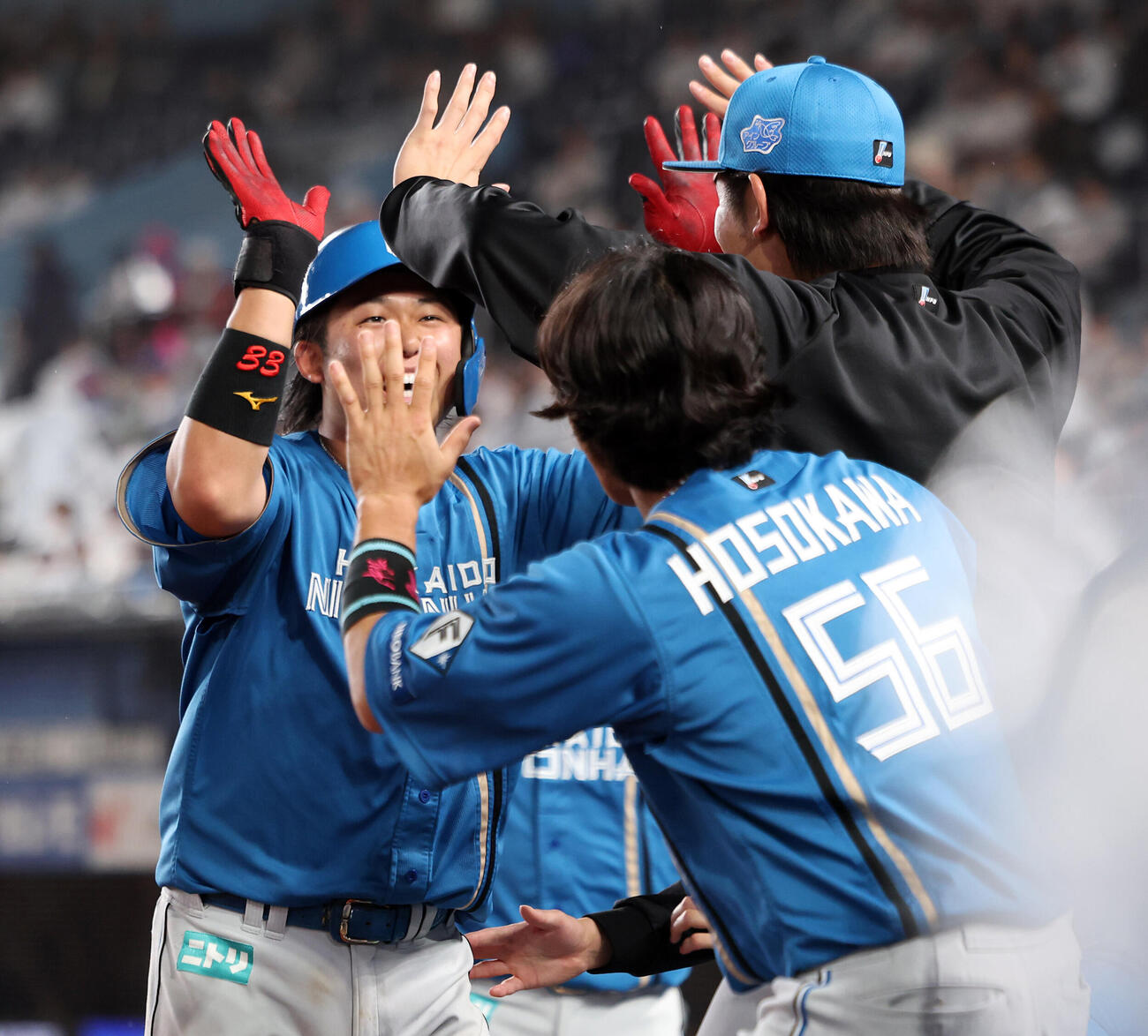 ロッテ対日本ハム　9回表日本ハム1死二塁、進藤勇也は2点本塁打を放ち笑顔でナインとハイタッチ　（撮影・浅見桂子）