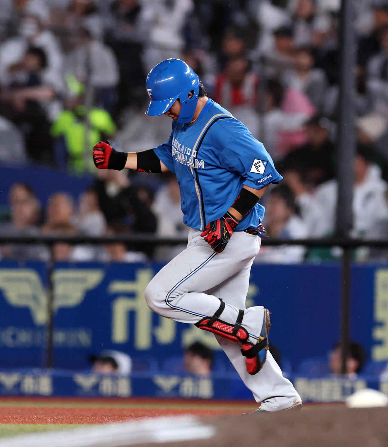 ロッテ対日本ハム　8回表日本ハム1死二塁、2点本塁打を放った進藤勇也は一塁をガッツポーズで回る　（撮影・浅見桂子）