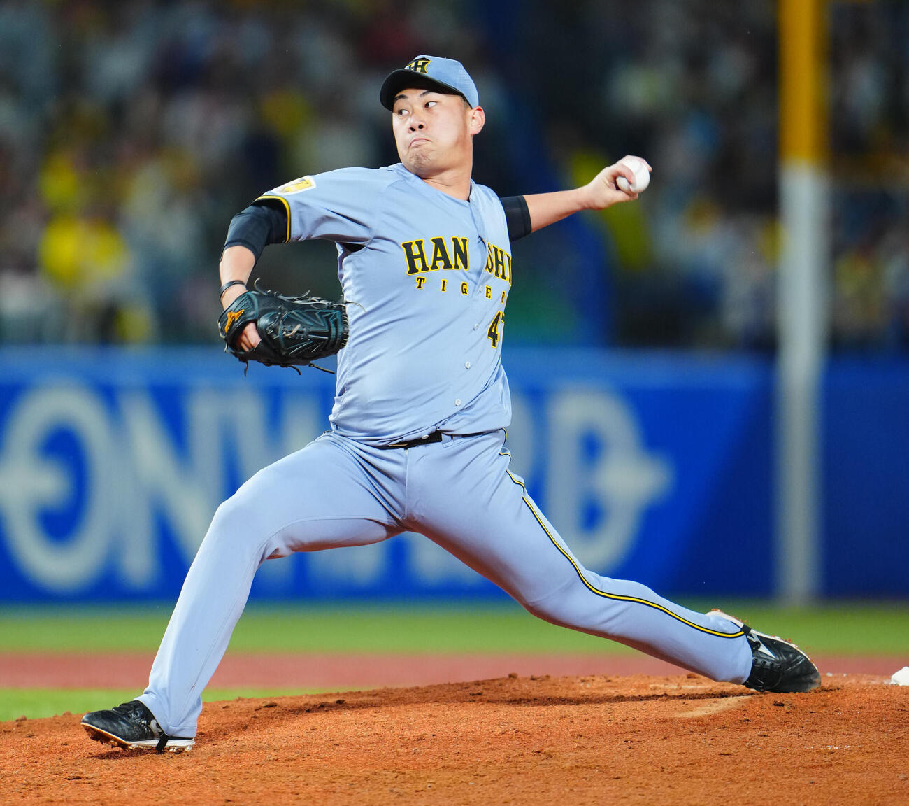 ヤクルト対阪神　8回裏、阪神3番手で登板し力投する桐敷拓馬（撮影・垰建太）