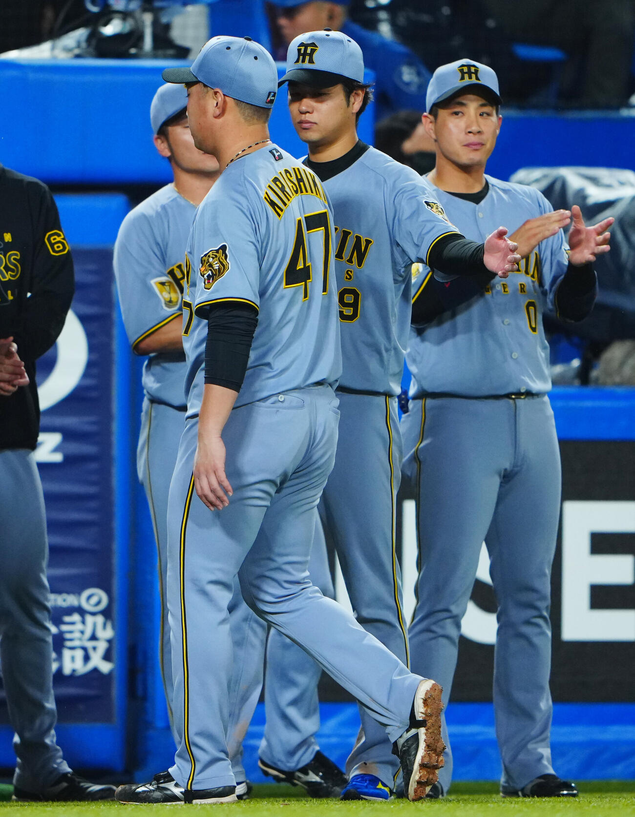 ヤクルト対阪神　8回裏を終え阪神桐敷拓馬（左）の背中をたたきねぎらう高橋遥人（中央）（撮影・垰建太）