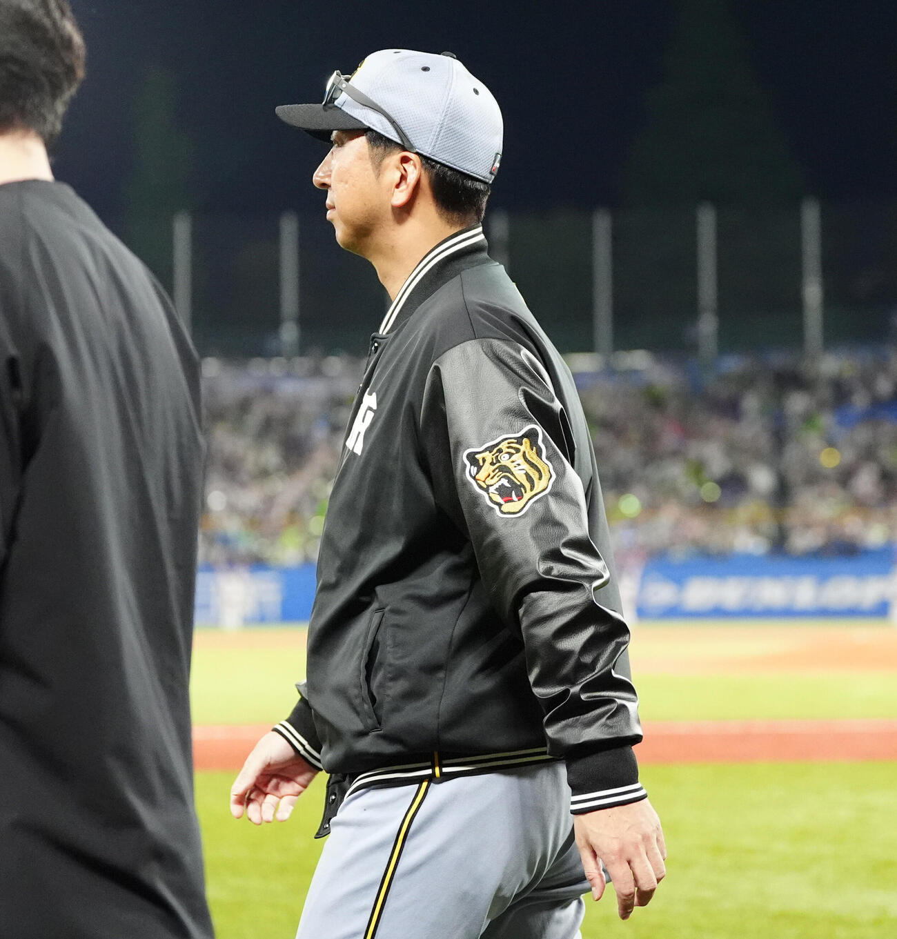 ヤクルト対阪神　試合に敗れ引き揚げる阪神藤川球児監督（撮影・清水貴仁）