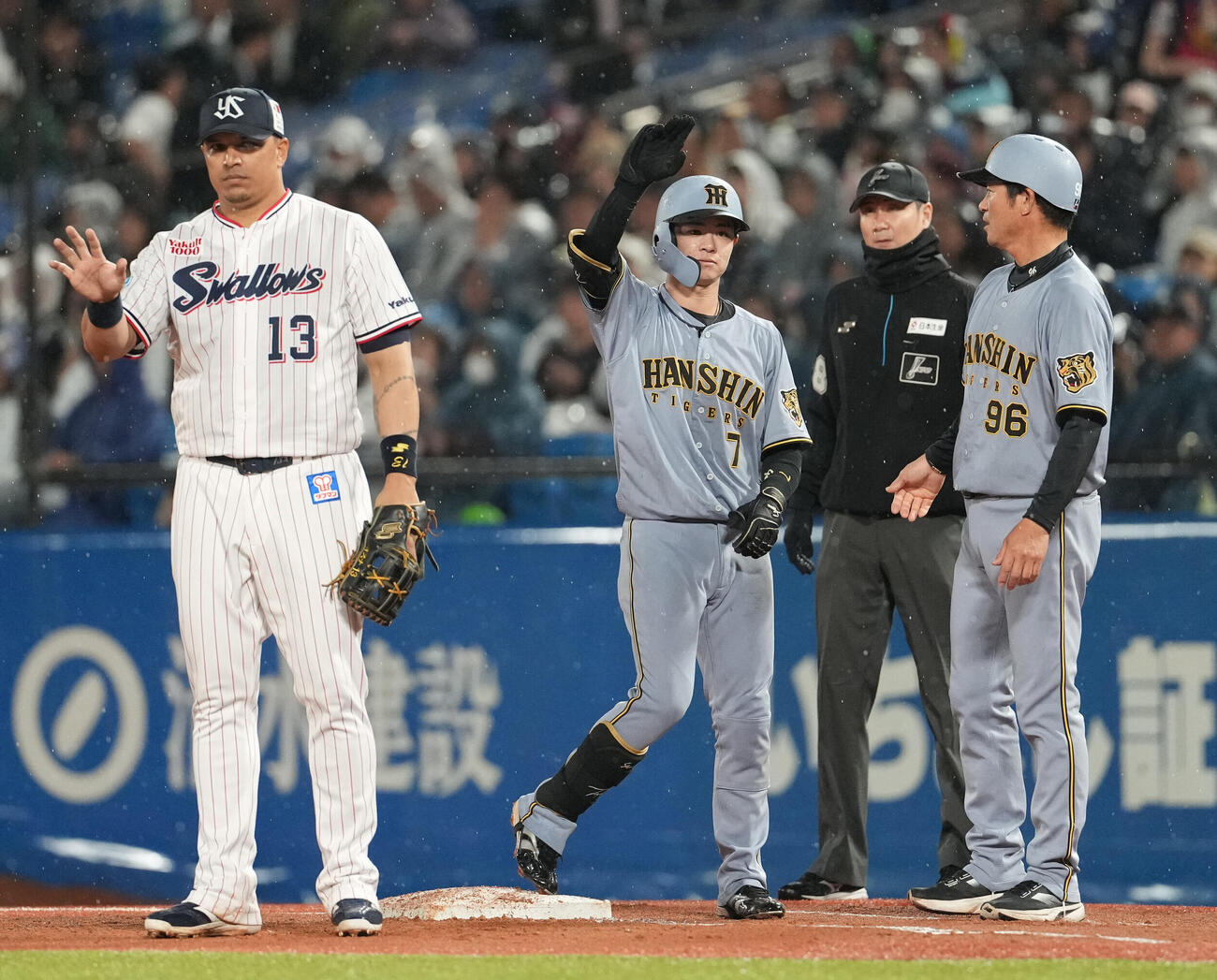 ヤクルト対阪神　3回表阪神2死二塁、左前適時打を放ち塁上でポーズを決める中野拓夢（撮影・清水貴仁）