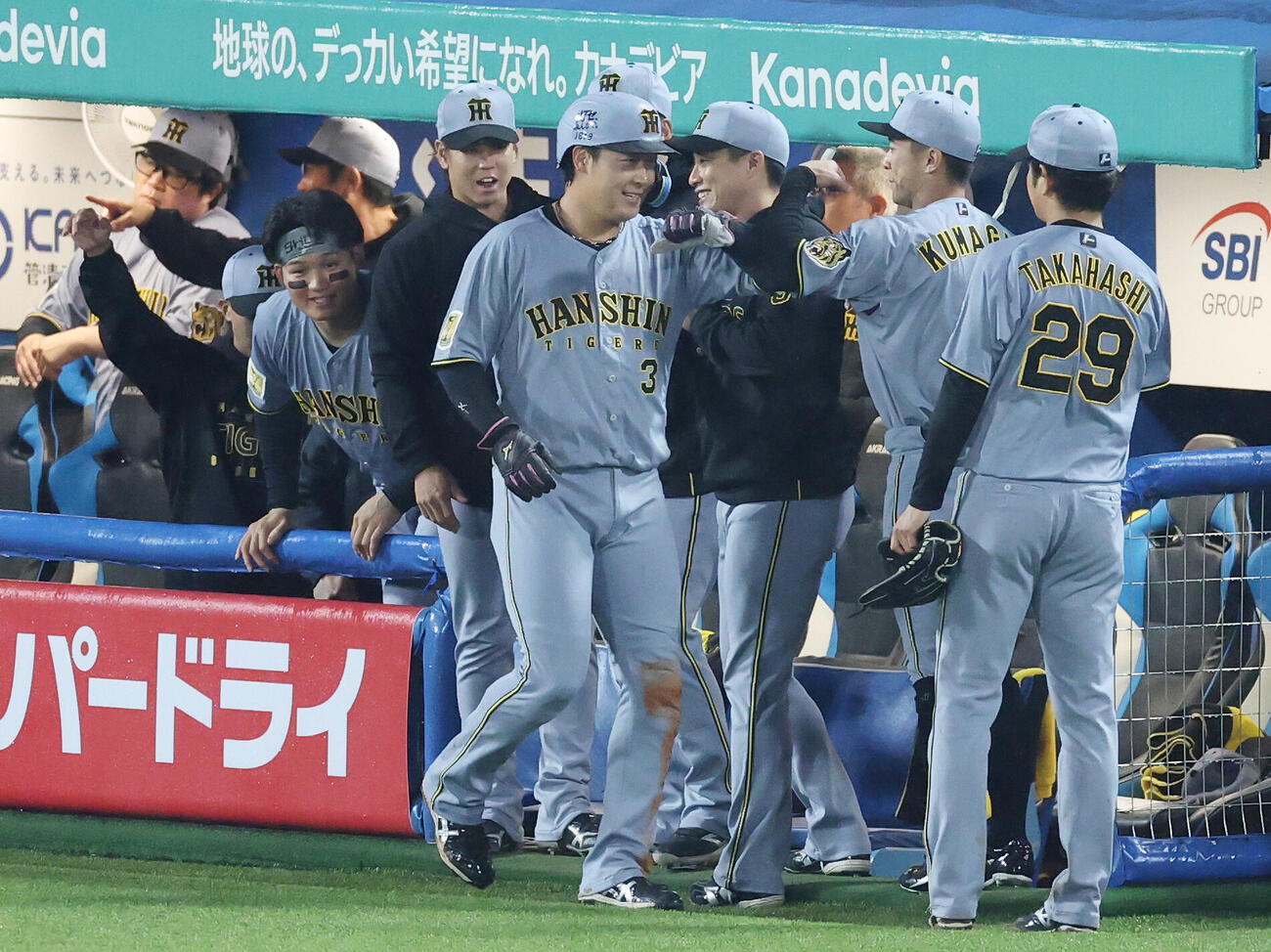 ヤクルト対阪神　3回表阪神2死二塁、中野拓夢の適時打で生還しチームメートに迎えられる大山悠輔（撮影・宮地輝）