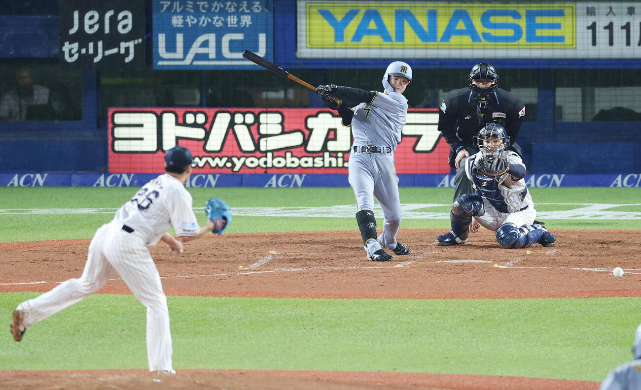 ヤクルト対阪神　3回表阪神2死二塁、適時打を放つ中野拓夢。投手山野太一（撮影・宮地輝）