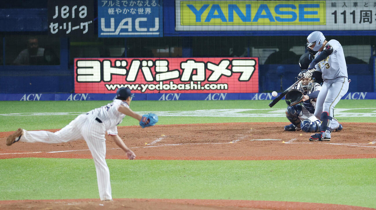 ヤクルト対阪神　3回表阪神2死二塁、適時二塁打を放つ大山悠輔。投手山野太一（撮影・宮地輝）