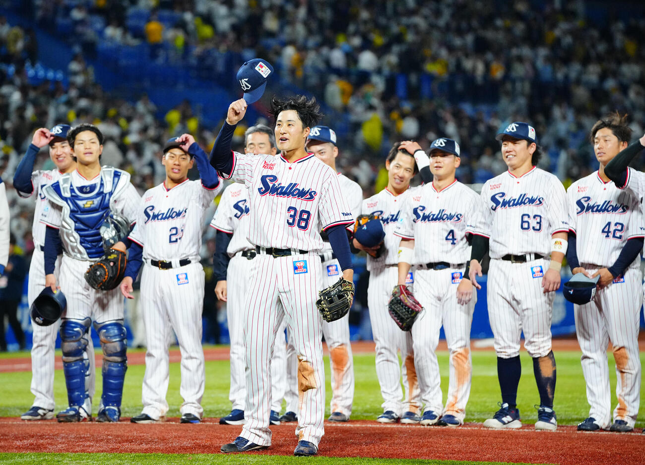 ヤクルト対阪神　阪神に勝利しファンに笑顔であいさつする石井巧（手前）らヤクルトナイン（撮影・垰建太）