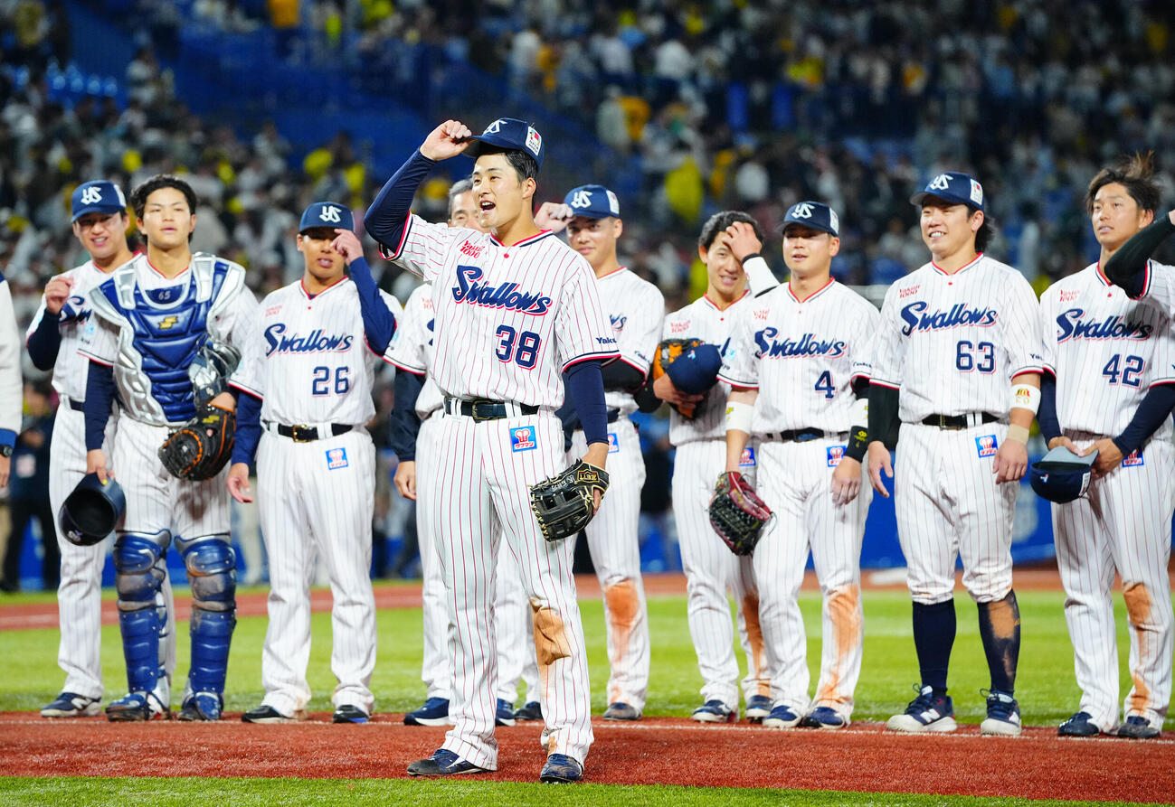 ヤクルト対阪神　阪神に勝利しファンに笑顔であいさつする石井巧（手前）らヤクルトナイン撮影・垰建太）