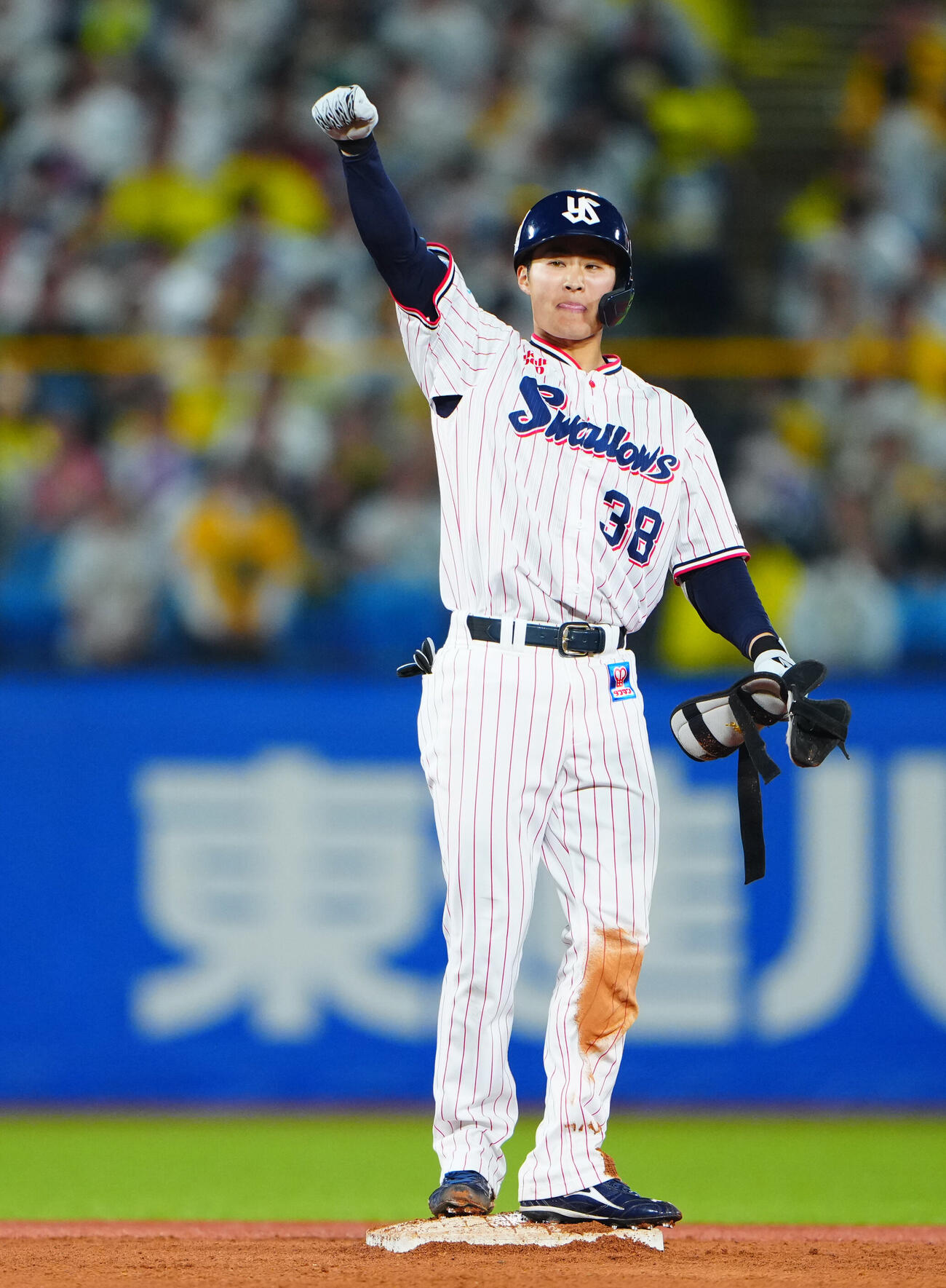 ヤクルト対阪神　8回裏ヤクルト無死二塁、適時二塁打を放ちガッツポーズする石井巧（撮影・垰建太）