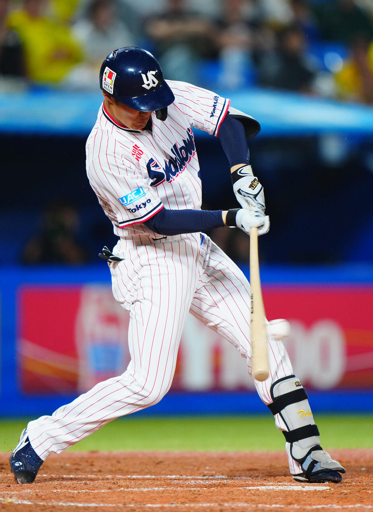ヤクルト対阪神　8回裏ヤクルト無死二塁、適時二塁打を放つ石井巧（撮影・垰建太）