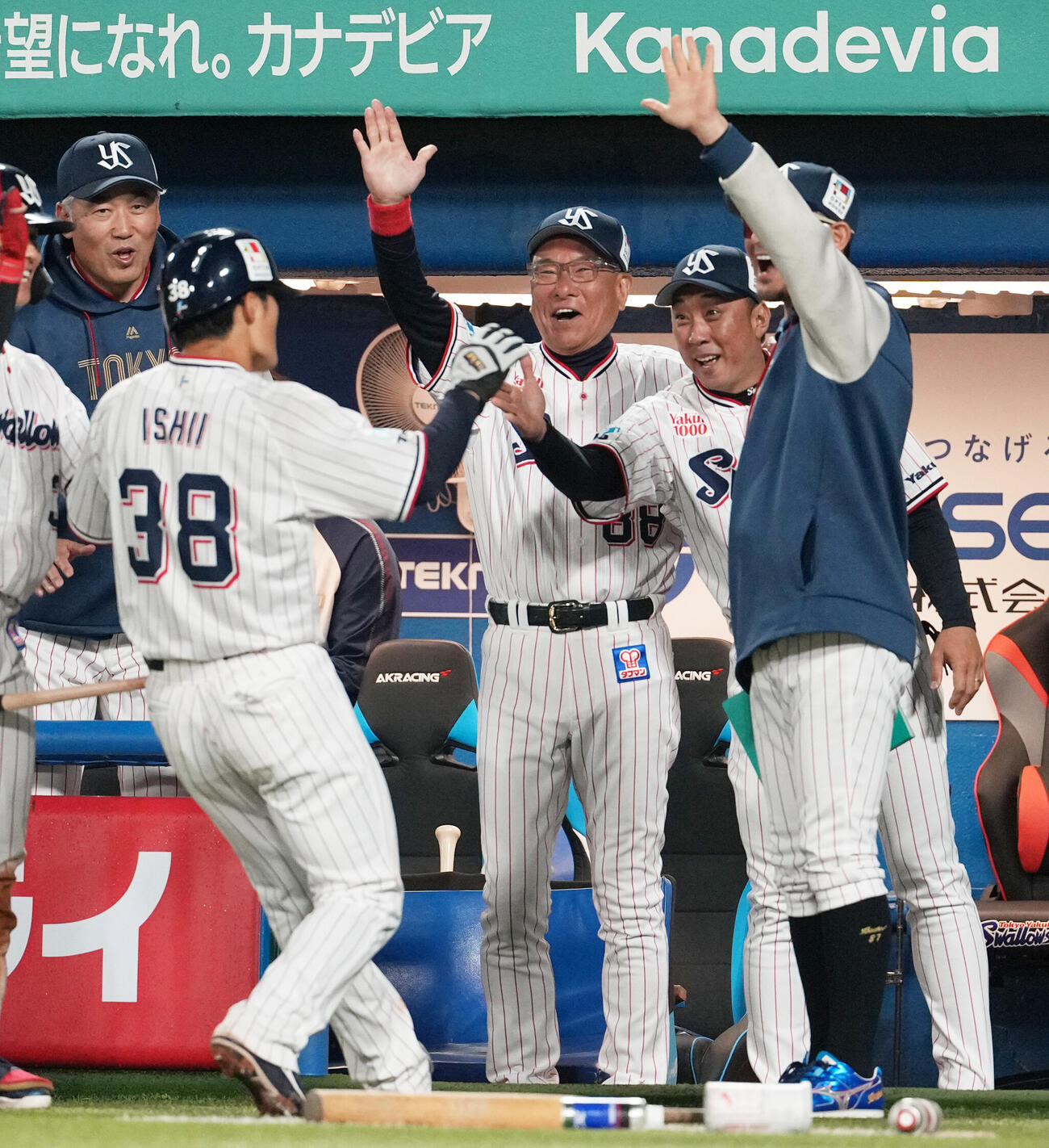 ヤクルト対阪神　8回裏ヤクルト1死満塁、押し出し球で勝ち越し、生還した石井巧を出迎える池山隆寛監督（右から3人目）（（撮影・清水貴仁）