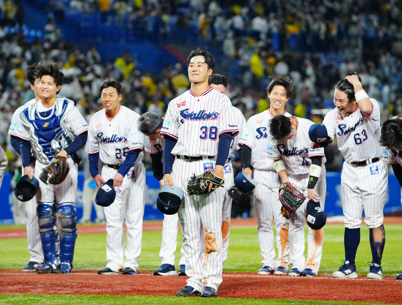 ヤクルト対阪神　阪神に勝利しファンに笑顔であいさつする石井巧（手前）らヤクルトナイン撮影・垰建太）
