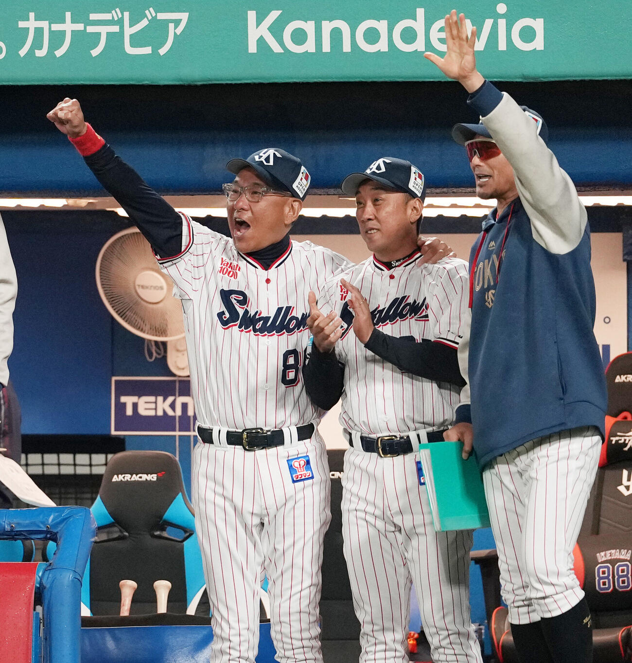 ヤクルト対阪神　8回裏ヤクルト無死二塁、石井巧の同点適時二塁打に喜ぶ池山隆寛監督（左）（撮影・清水貴仁）
