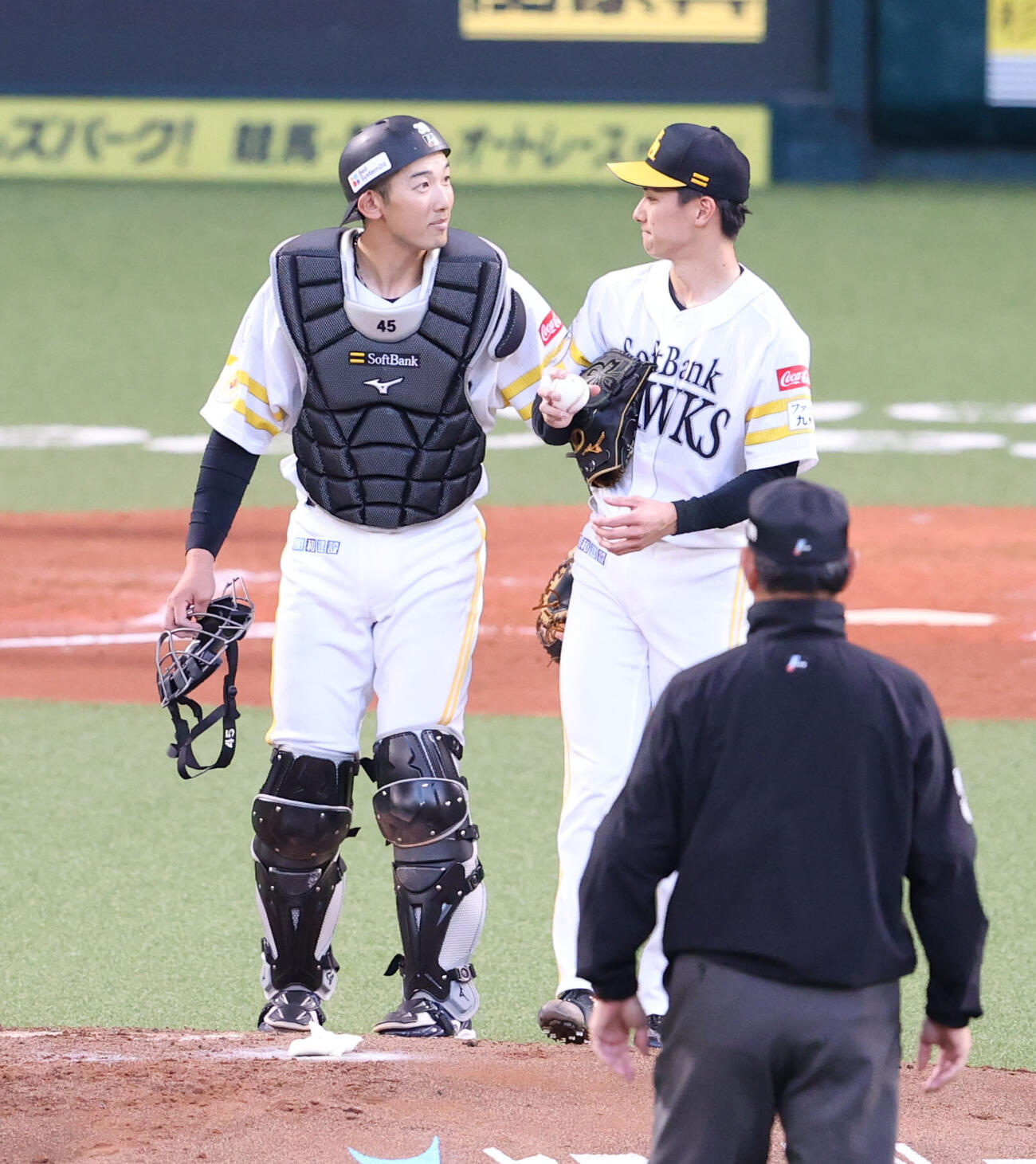 ソフトバンク対西武　3回途中、先発の藤原大翔に声をかけるソフトバンク山本祐大（撮影・梅根麻紀）