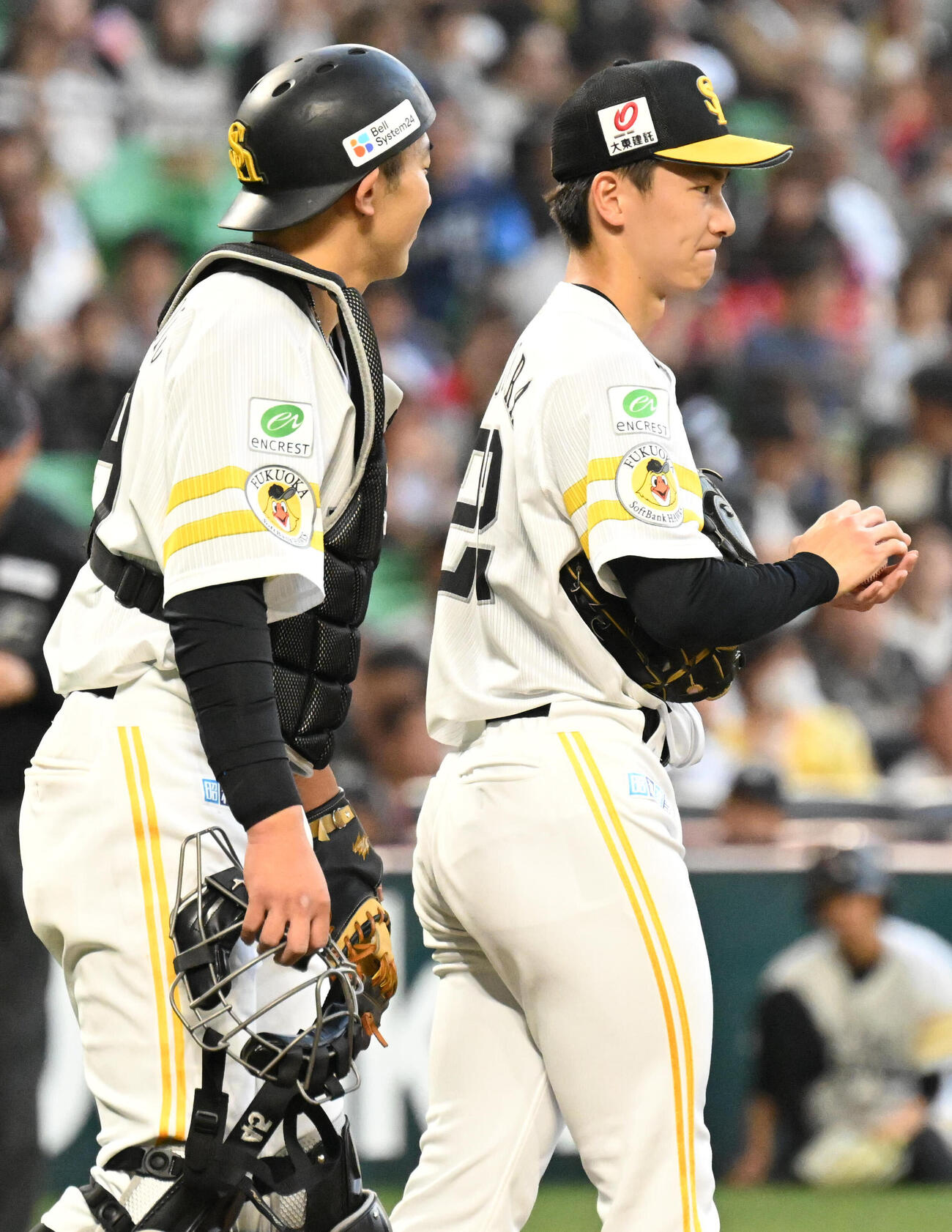 ソフトバンク対西武　3回表西武1死一塁、藤原大翔（右）に声をかける山本祐大（撮影・林敢治）