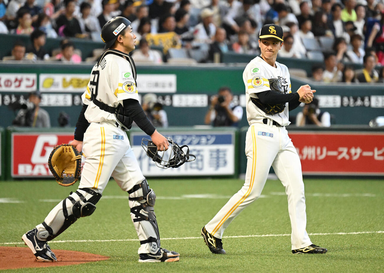 ソフトバンク対西武　3回表西武1死一塁、藤原大翔（右）に声をかける山本祐大（撮影・林敢治）