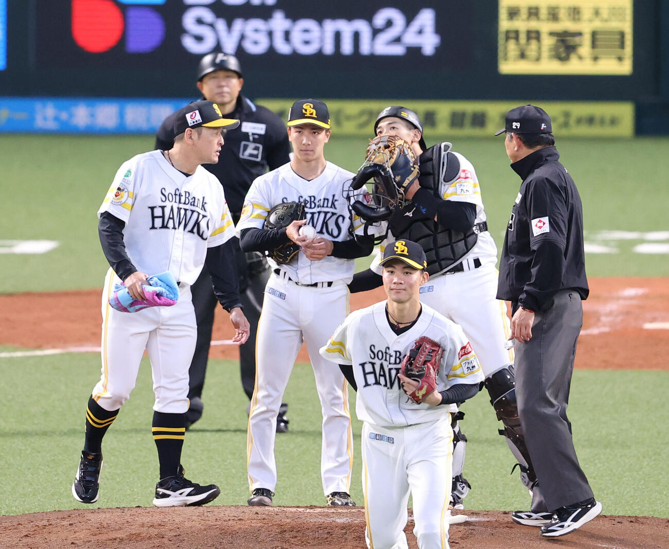 ソフトバンク対西武　4回途中、先発の藤原大翔（中央）に声をかけるソフトバンク山本祐大と倉野信次投手コーチ（左）（撮影・梅根麻紀）