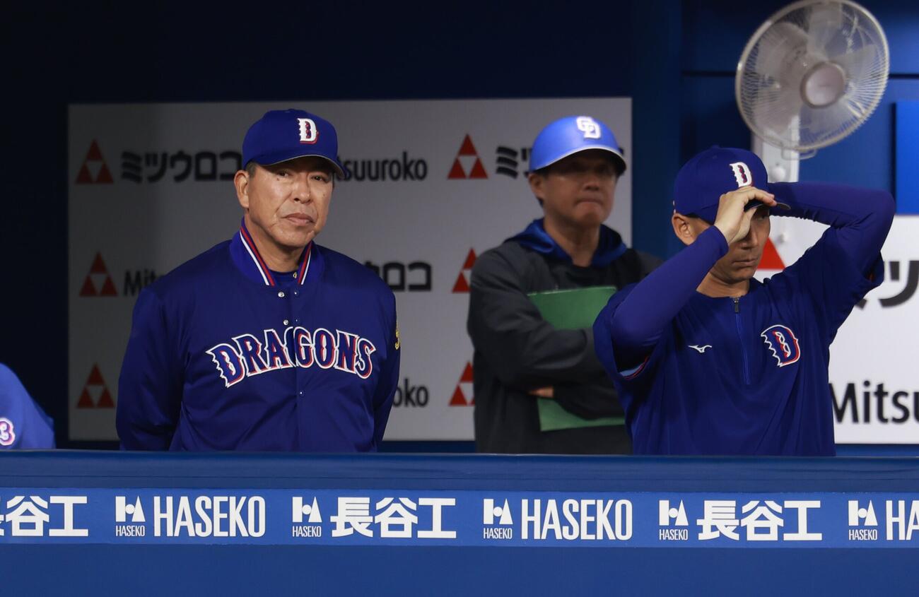 DeNA対中日　渋い表情で戦況を見守る中日井上一樹監督（撮影・水谷安孝）
