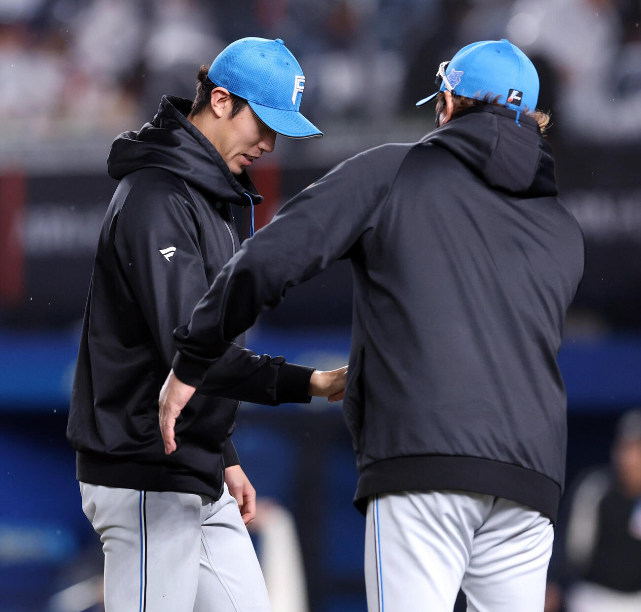 ロッテ対日本ハム　今季初勝利の日本ハム福島蓮は新庄剛志監督に迎えられる　（撮影・浅見桂子）