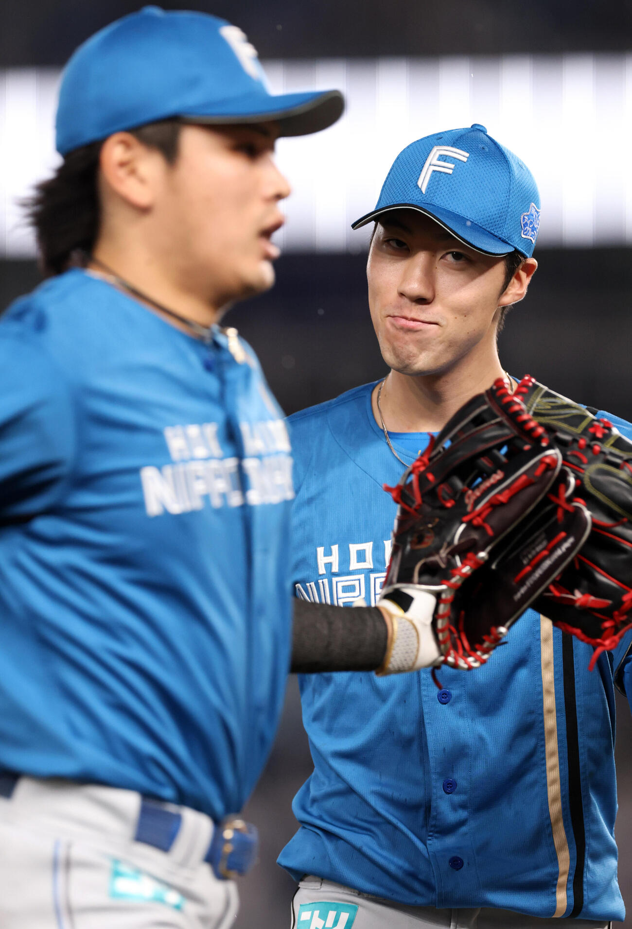 ロッテ対日本ハム　3回裏ロッテ2死、小川龍成の打球を野村佑希（手前）が好捕し、笑顔で迎える福島蓮　（撮影・浅見桂子）
