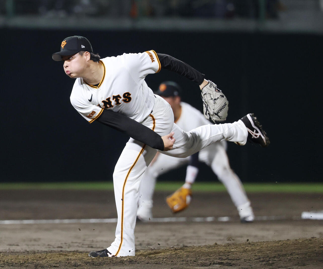 巨人対広島　巨人7番手で登板し力投する田和廉（撮影・増田悦実）