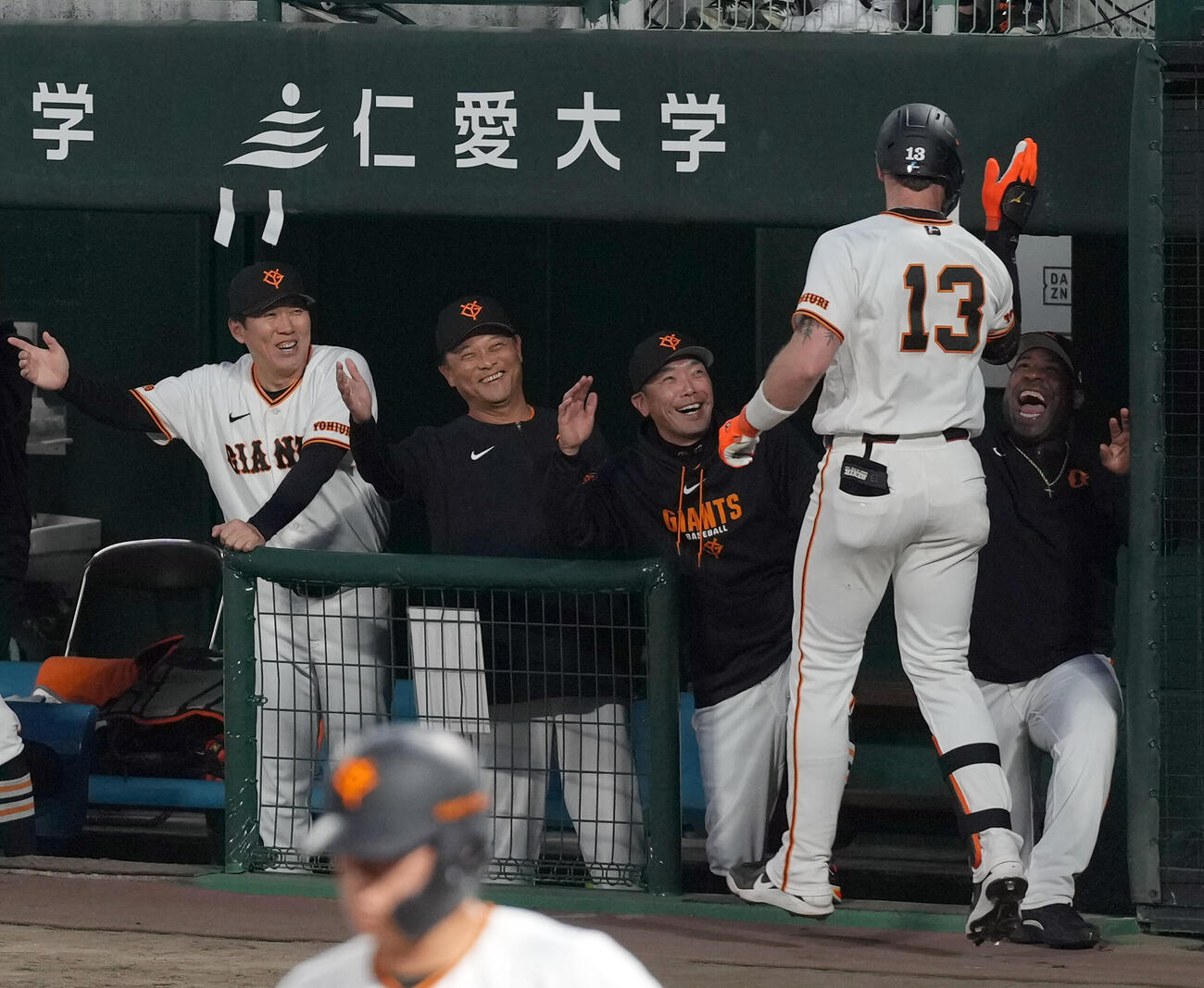 巨人対広島　5回裏巨人無死、先制ソロ本塁打を放ったトレイ・キャベッジを迎える阿部慎之助監督（撮影・たえ見朱実）