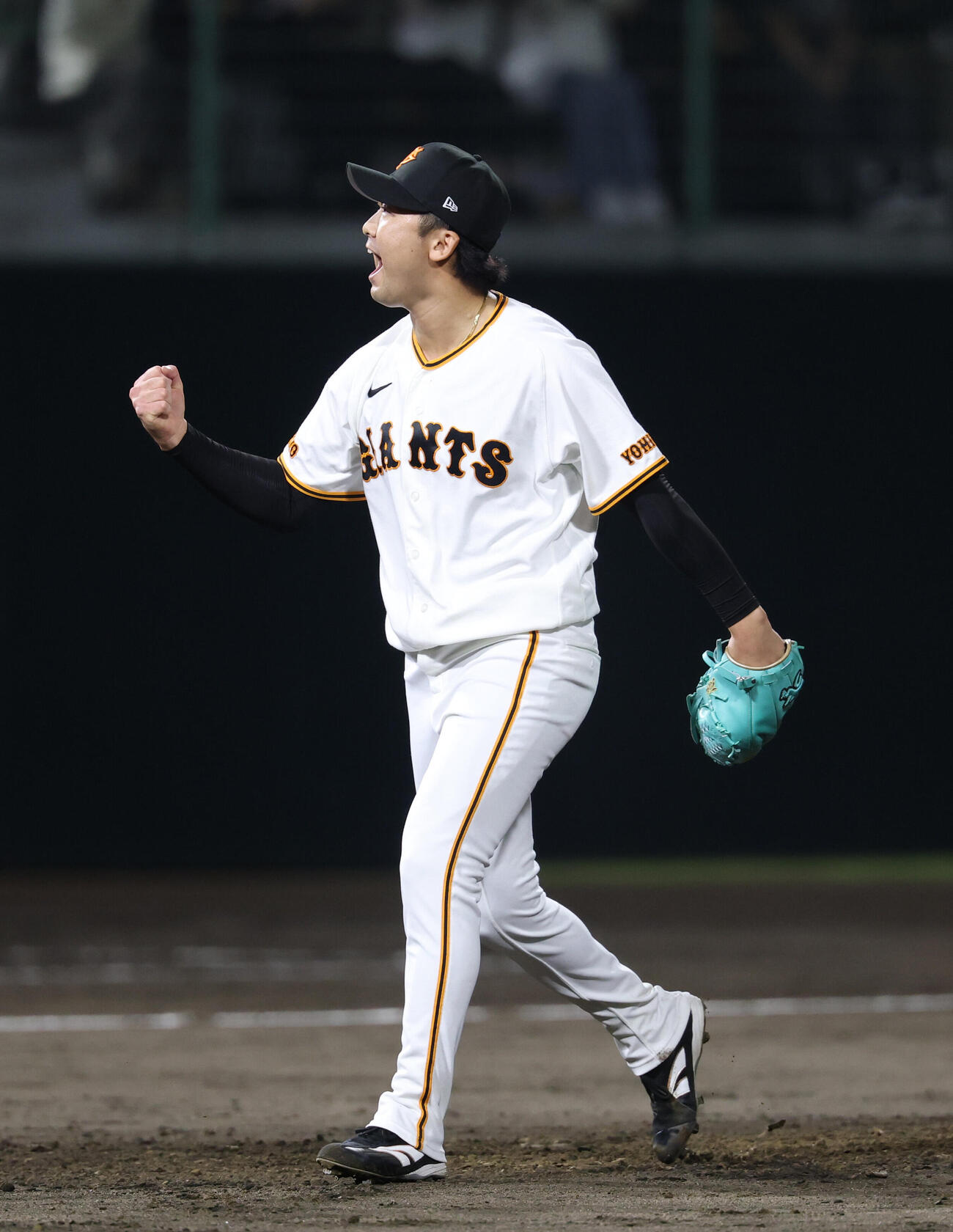 巨人対広島　11回表のピンチをしのぎ声を上げガッツポーズをする船迫大雅（撮影・増田悦実）