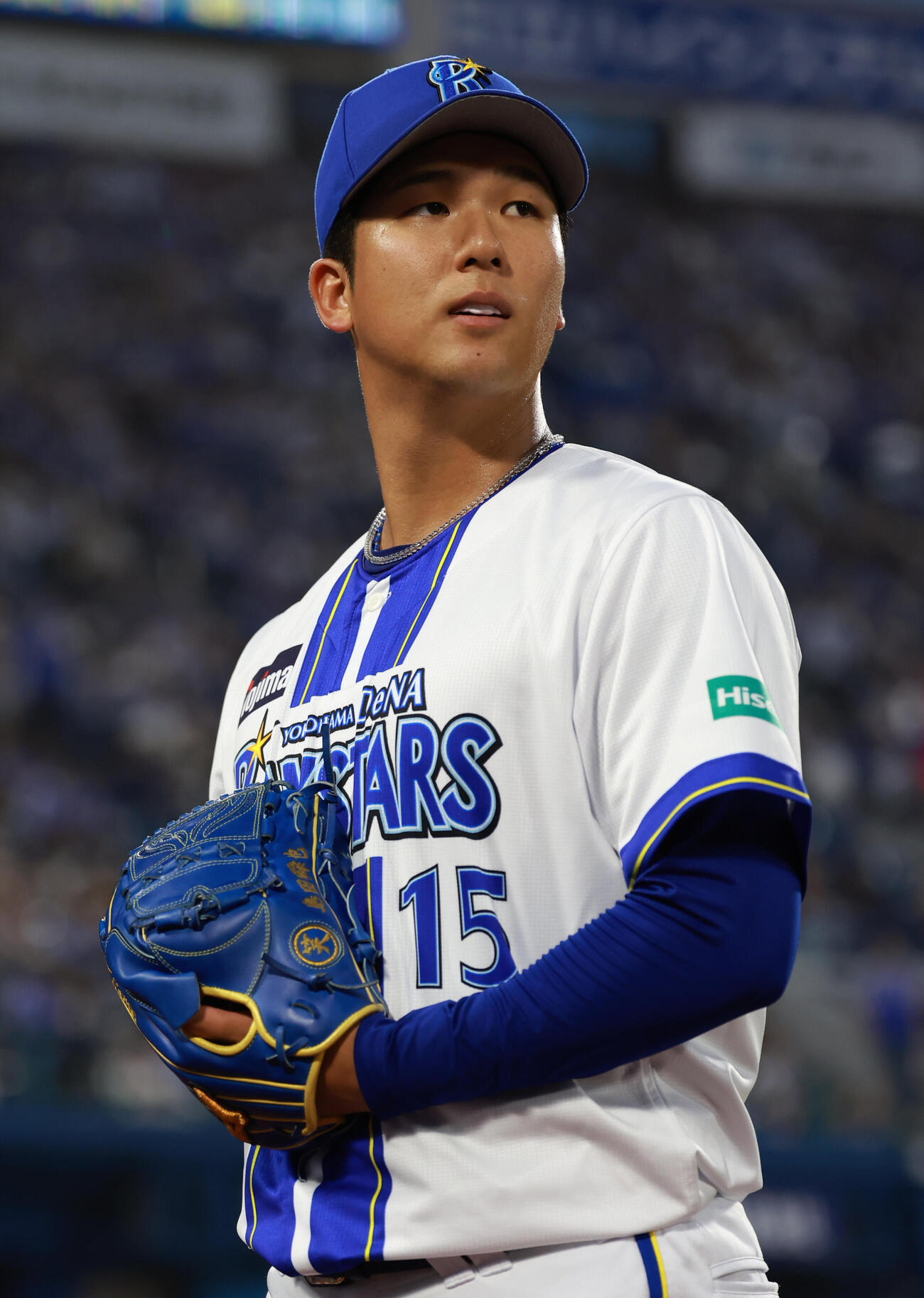 DeNA対中日　笑と刺繍されたグラブをしてキャッチボールをする島田舜也（撮影・水谷安孝）