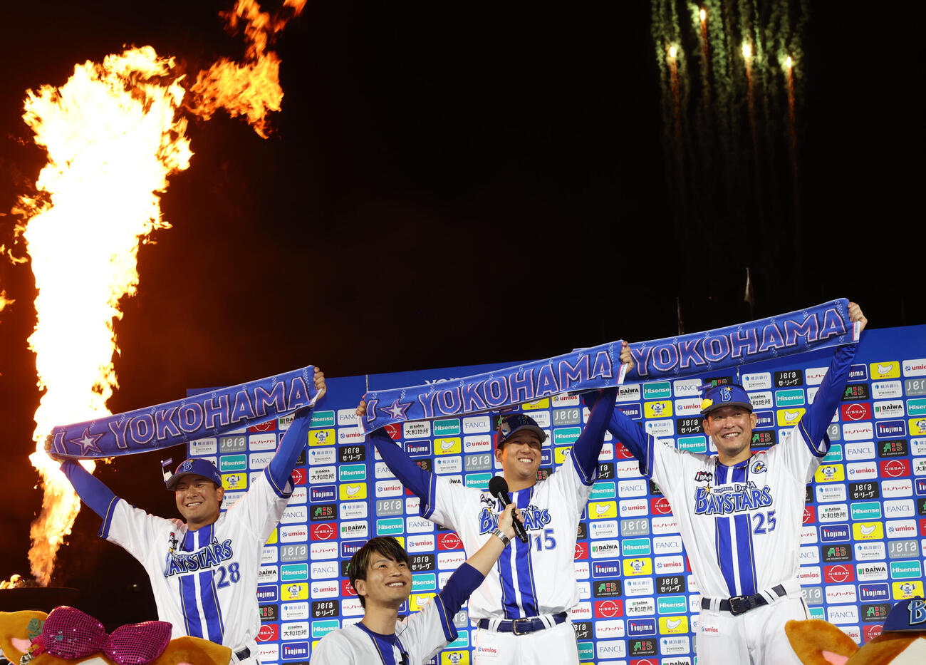 DeNA対中日　お立ち台で笑顔を見せる左から勝又温史、島田舜也、筒香嘉智（撮影・水谷安孝）