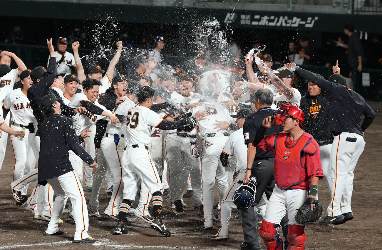 巨人対広島　12回裏巨人1死一、二塁、サヨナラ3点本塁打を放った坂本勇人を祝福するナイン（撮影・たえ見朱実）