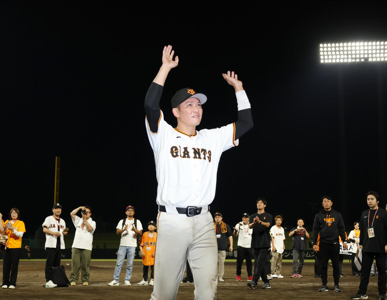 巨人対広島　観客に手を振りながら引き揚げる巨人坂本勇人（撮影・増田悦実）